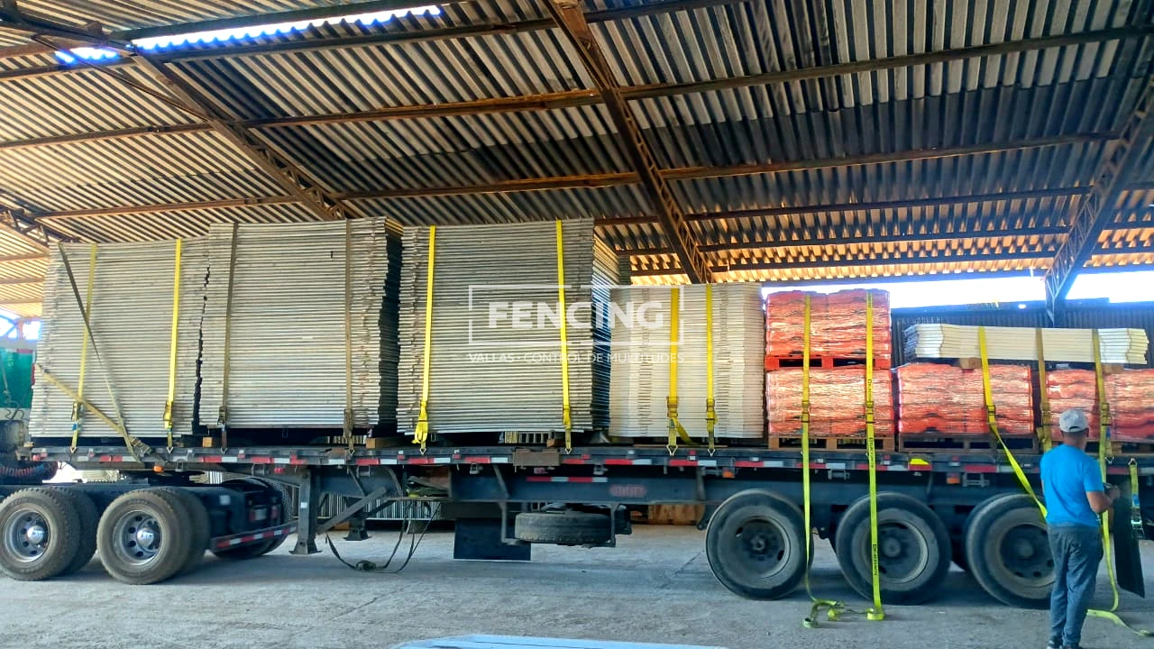 Vallas ACMA delimitando faena industrial